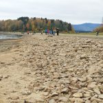 Lipno odhaluje zaniklé továrny i zbořené nádraží. Násep zaniklé železniční trati dovede na Tajvan