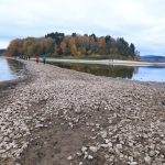 Lipno odhaluje zaniklé továrny i zbořené nádraží. Násep zaniklé železniční trati dovede na Tajvan