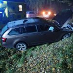 Řidič nezvládl řízení u Haklových Dvorů. Auto vyjelo ze silnice