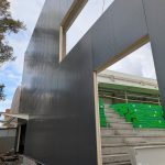 Stavba sportovní haly v Písku pokročila, v těchto dnech se usazují vazníky