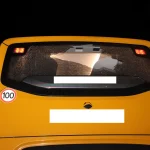 Krumlovská policie vyšetřuje poškození skla zadního okna autobusu. Hledá cestujícího