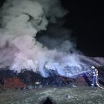 V Olešníku hořely v noci pneumatiky. Zásah hasičů trval čtyři hodiny