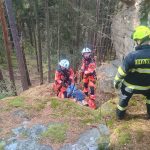 Ze skály na Prachaticku spadla žena. Záchranářka s lékařem k ní slanili z vrtulníku