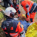 Ze skály na Prachaticku spadla žena. Záchranářka s lékařem k ní slanili z vrtulníku