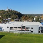Nový zimní stadion v Hluboké už má svou podobu. Stavbu ozdobila tradiční glajcha