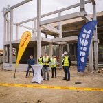 Nový zimní stadion v Hluboké už má svou podobu. Stavbu ozdobila tradiční glajcha