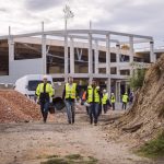 Nový zimní stadion v Hluboké už má svou podobu. Stavbu ozdobila tradiční glajcha