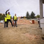 Nový zimní stadion v Hluboké už má svou podobu. Stavbu ozdobila tradiční glajcha