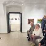 Od fotografie ke sklu: Stanislav Klváček vystavuje v plánské Galerii Fara