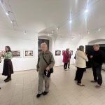 Od fotografie ke sklu: Stanislav Klváček vystavuje v plánské Galerii Fara