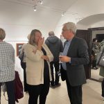 Od fotografie ke sklu: Stanislav Klváček vystavuje v plánské Galerii Fara
