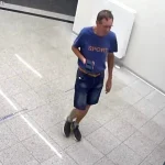 Půjčil cizímu člověku mobil, pak přišel o peníze. Policie pátrá po muži z fotografie