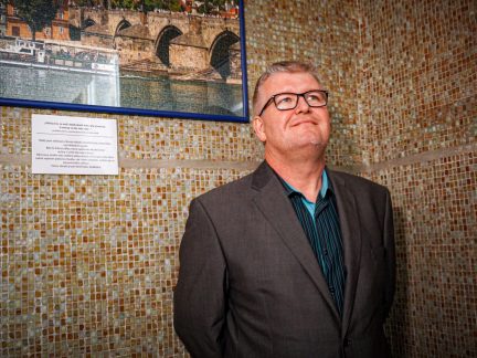 Výstava puzzle obrazů Karla Raby zdobí nemocnici