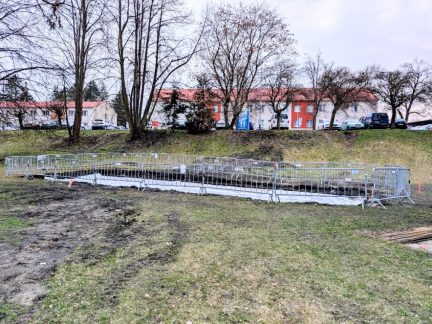 Mezi Velkým a Malým jezem v Budějovicích vzniká lezecká stěna
