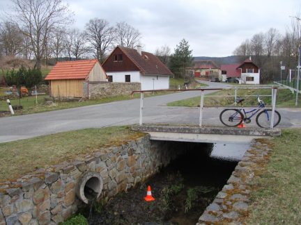 Na Prachaticku spadl cyklista do kanalizační stoky. Měl v sobě přes dvě promile