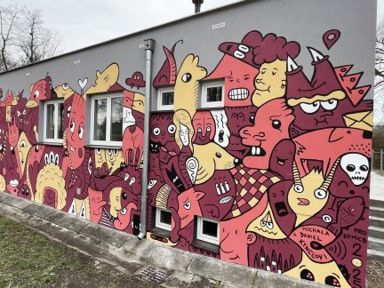 Měnírnu na Pražské třídě v Českých Budějovicích zdobí streetart