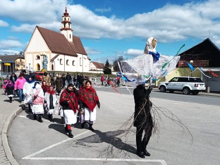 Hej, hej, hej, už se nevracej! V Ševětíně vynesli na Smrtnou neděli Moranu do rybníka  