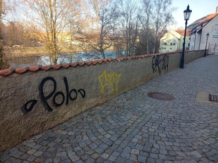 Objekty v písecké ulici Podskalí už nehyzdí grafitti. Město je nechalo odstranit