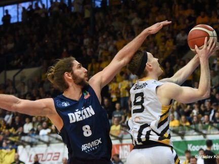 VIDEO: První čtvrtfinále play off NBL bylo velkou podívanou – Sršni vedou 1:0