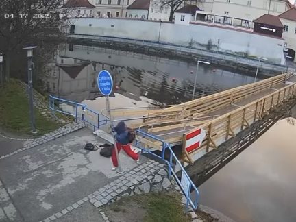 VIDEO: Kamera zachytila řádění vandala u lávky na Sokolský ostrov v Budějovicích