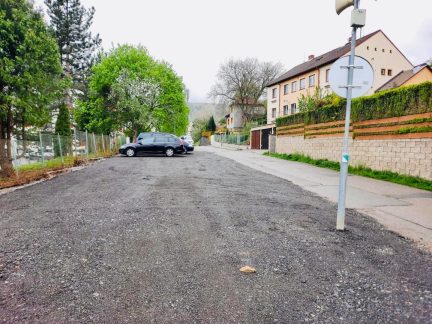 Na místě po zbouraném likusáku v Prachaticích vzniklo provizorní parkoviště