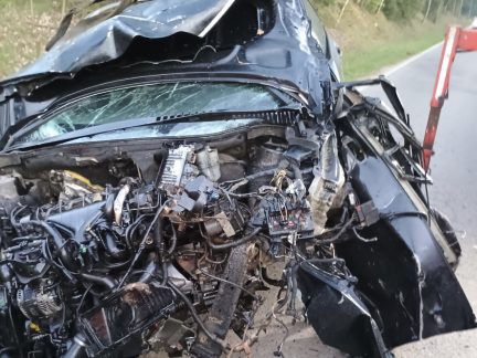 Při vážné nehodě u Kovářova se zranil řidič. Pomoc zavolalo samo auto