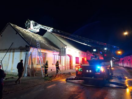 Jihočeským krajem se prohnala v noci bouřka. Vítr lámal stromy, škodil na domech