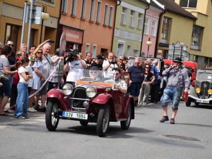 VIDEO: Veterány dorazily do Petrovic ve velkém počtu. Diváci také