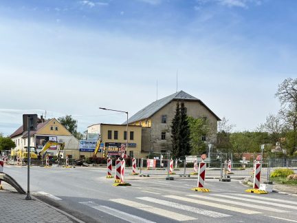 VIDEO: Kvůli opravě křižovatky se v Plané nad Lužnicí tvoří dlouhé kolony