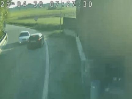VIDEO: Řidič ve Veselíčku riskantní jízdou ohrozil řidiče v protisměru. Po střetu aut ujel
