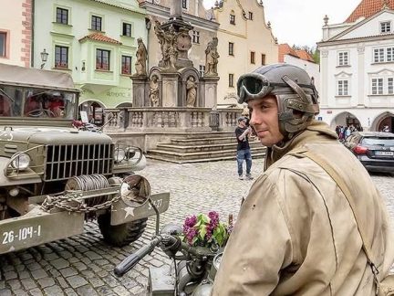 Krumlovské oslavy osvobození nabídnou pietu, vojenskou techniku i večerní tančírnu v americkém stylu