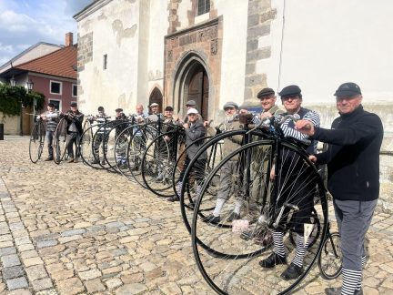 Na vysokých kolech dojeli až do Vídně. Teď parta nadšenců trénuje na další cesty na Písecku