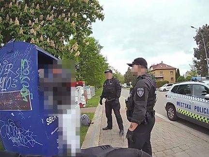 Muž se zabydlel v Budějovicích v kontejneru na textil. Pryč se mu nechtělo