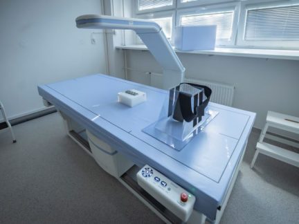 Nemocnice Jindřichův Hradec nově nabízí vyšetření kostní denzitometrie