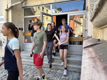 Opusťte hned budovu, je vyhlášena evakuace. Utajené cvičení v táborské škole prověřilo připravenost na krizovou situaci