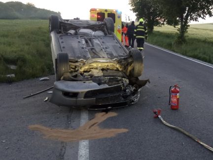 Mladého řidiče u Blatné přemohl mikrospánek. Škodovka skončila na střeše