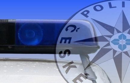 Muže na Budějovicku zablokovali na silnici cizinci, donutili ho vystoupit z auta, zbili a okradli
