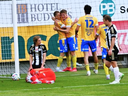 Fotbalisté Dynama se doma s první ligou rozloučili s ostudou