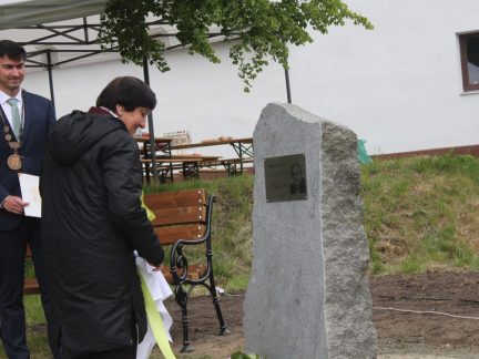 V Líšnici odhalili pomník kardinála Miloslava Vlka