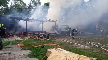 V Lomnici nad Lužnicí shořela stodola, obytný dům hasiči uchránili
