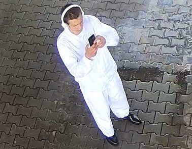 Při výběru v bance nic neříkejte, je to tajná akce. Žena osobně donesla peníze podvodníkům