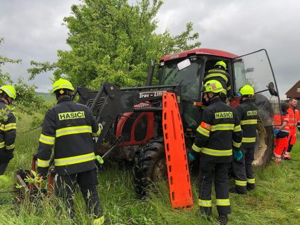 Po nehodě traktoru v Broučkově Lhotě museli záchranáři resuscitovat muže