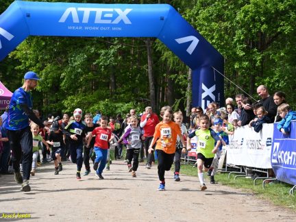 VIDEO: SeziRun přilákal závodníky od nejmenších dětí až po odvážné půlmaratonce. Na tratě vyrazili i domácí běžci Spartaku Sezimovo Ústí