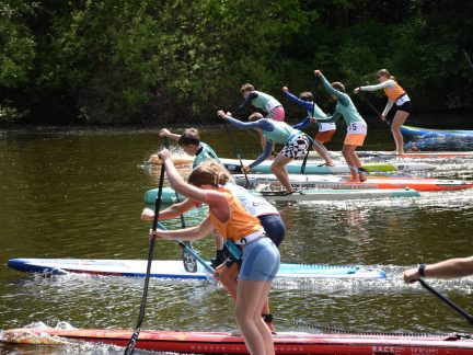 Mezi jezy potřetí. Závod v Sezimově Ústí přilákal vysoký počet paddleboardistů