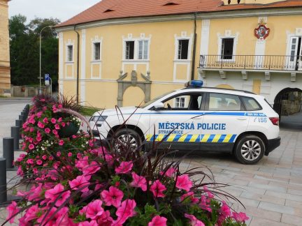 Policisté se strážníky hledali ve Strakonicích dva muže, kteří vyhrožovali sebevraždou