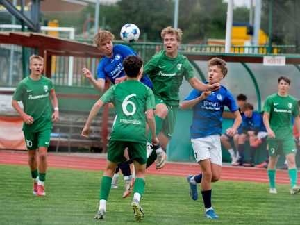 Rozhodčí tasil devětkrát. Utkání mezi Krumlovem a Čtyřmi Dvory rozhodly až penalty