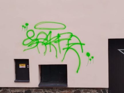 Dvojice v Táboře počmárala fasády domů. Škoda jde do desítek tisíc korun