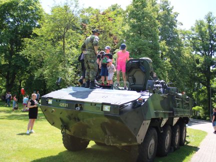 Dětský den v Bechyni nabídl vojenské ukázky. Dětí přišlo tolik, že na všechny nezbyly odměny