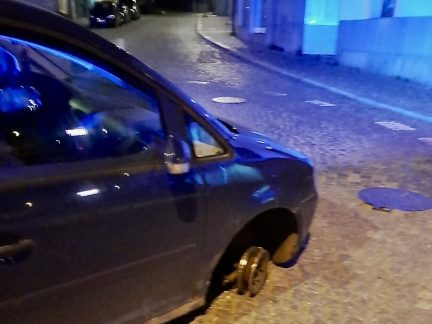 Opilý řidič projížděl ulicemi Strakonic v autě, kterému chybělo přední kolo