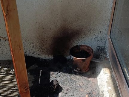 Nedopalek způsobil požár na balkoně bytu na krumlovském sídlišti